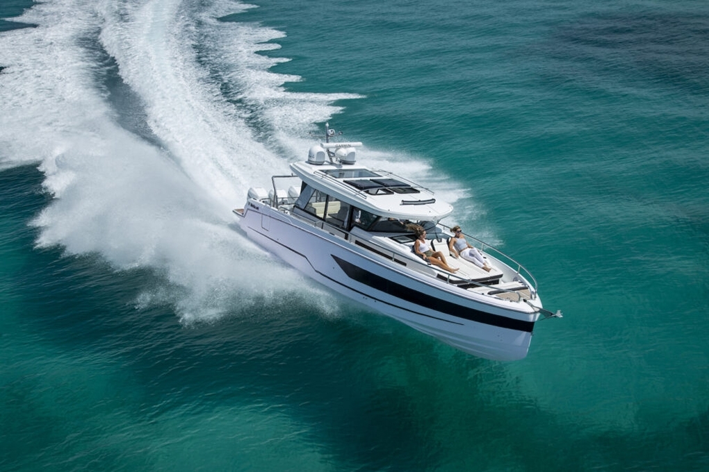 The Wellcraft 355 boasts 900hp and a top speed of over 50 knots.